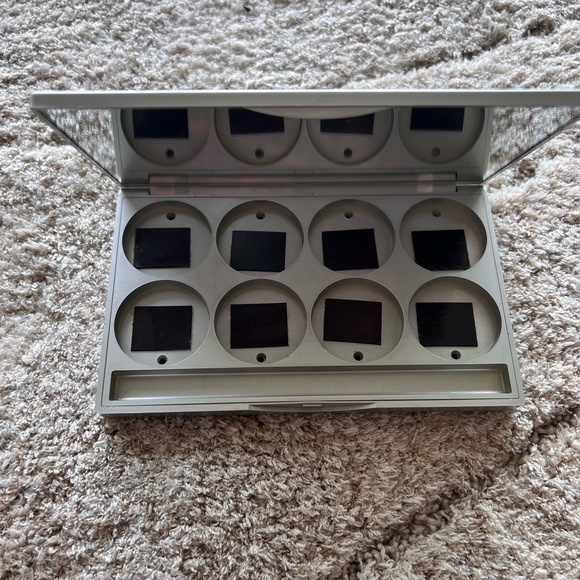 Professional Graftobian empty 8-well magnetic palette for eyeshadows - Picture 3 of 5